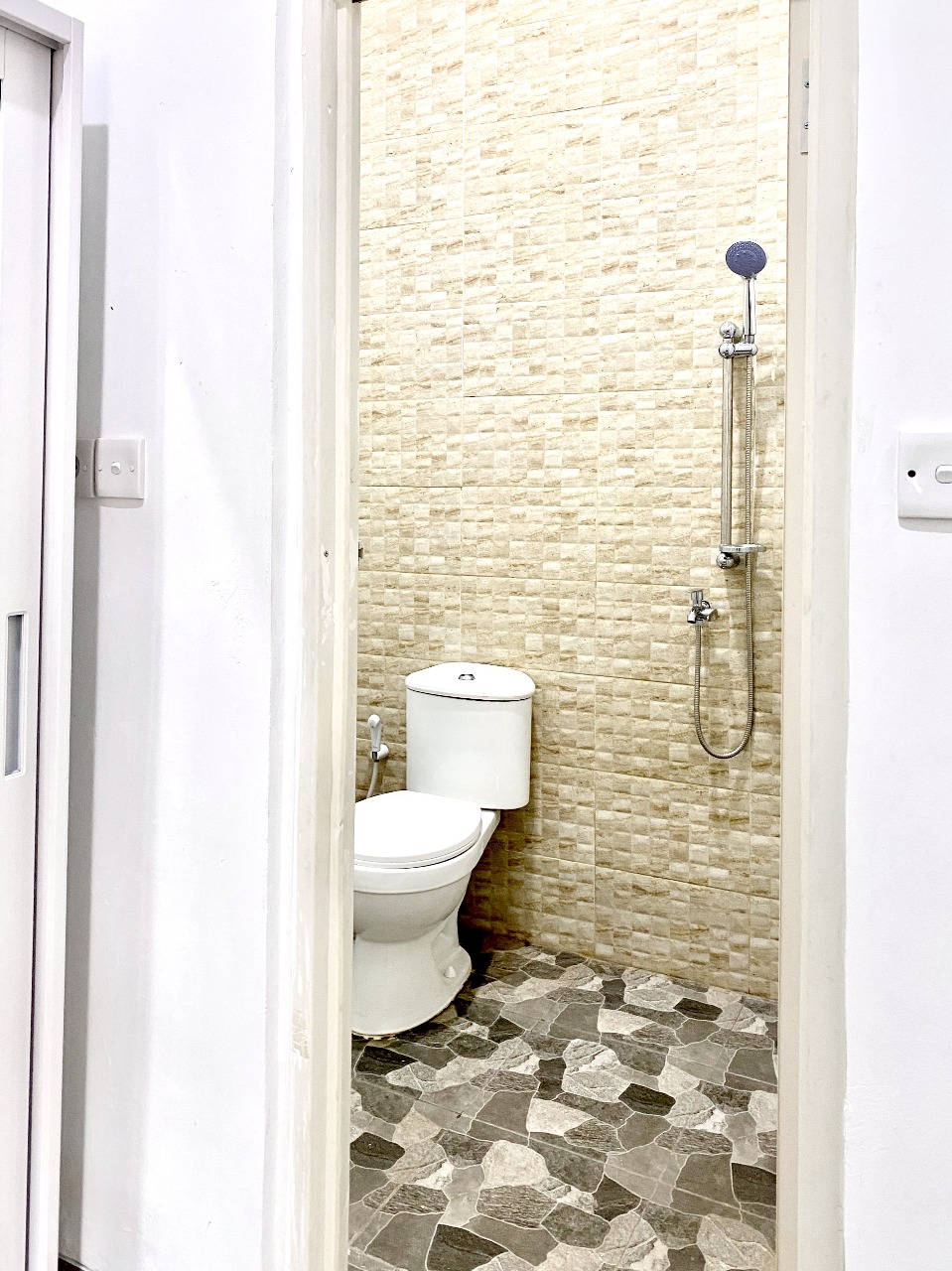 Kamar Mandi Pribadi Alfarobi Kost Antapani